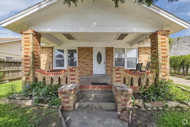 Building Photo - 2504 Oakcliff St Rental