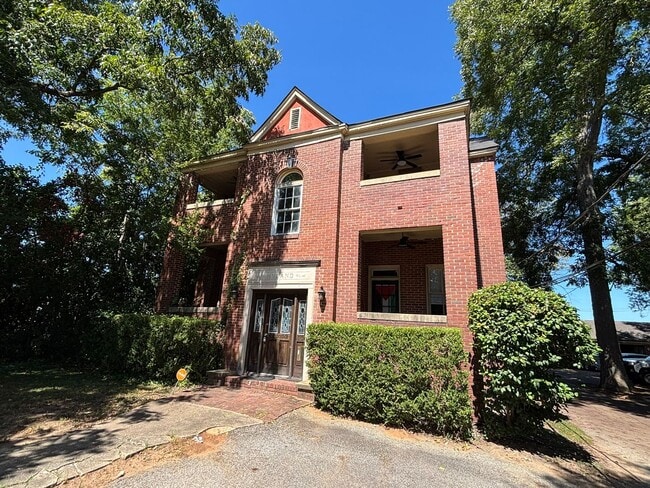 Building Photo - 1215 Elmwood Ave Unit 1215 Elmwood 4