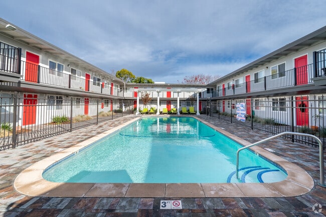 Piscina - Royal Gardens Apartments