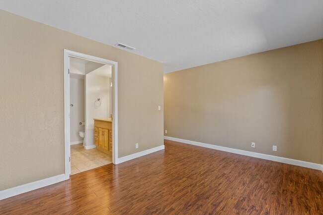 Photo - 2Br/2Ba - 1 Car Garage Townhouse in the He...