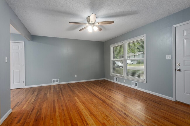 Photo - 622 NW Kay Dr