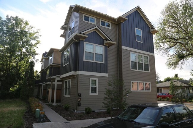 Building Photo - 4 Bed 4 bath Close to OSU