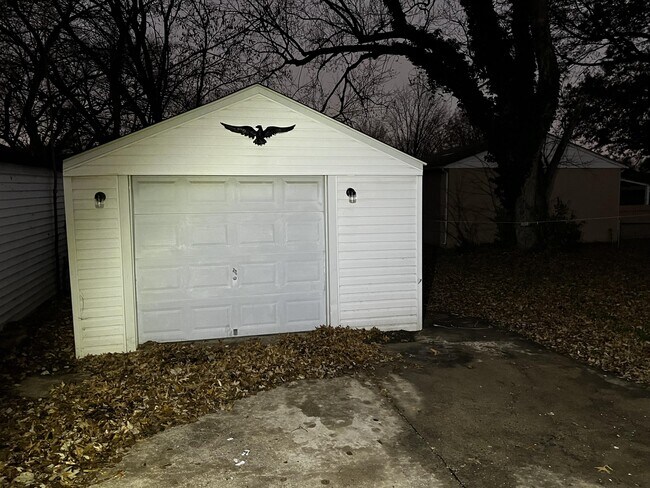 Photo - 4820 Bluebird Ave