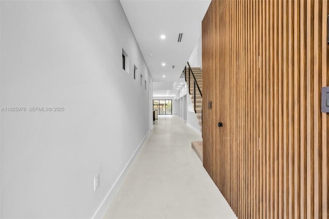 Photo - 808-810 SW 9th St