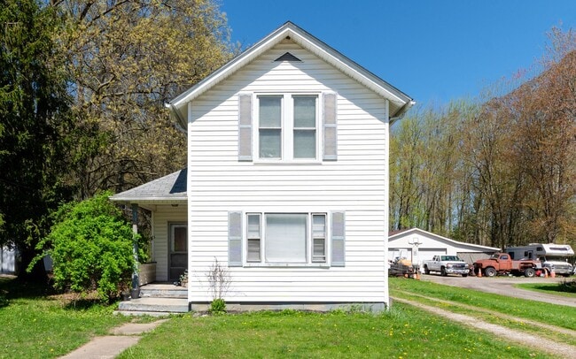 Building Photo - Charming 2-Bedroom Property in Prime Location