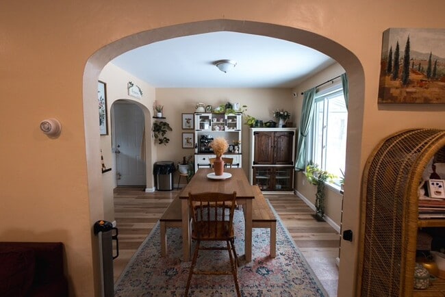 Comedor - 3106 Pine Ave