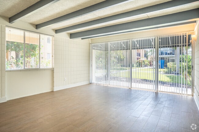 1BD, 1BA - 620SF - Living Room