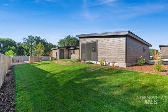 Photo - 384 London St