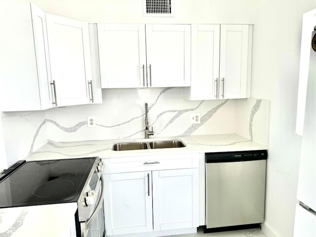 Building Photo - 3080 Lake Osborne Dr Unit 202 Rental