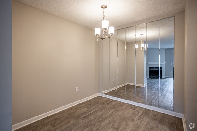 2BR, 2BA - 990SF - Dining Room