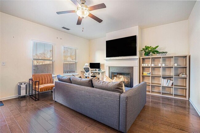 Photo - 5526 Donerail St