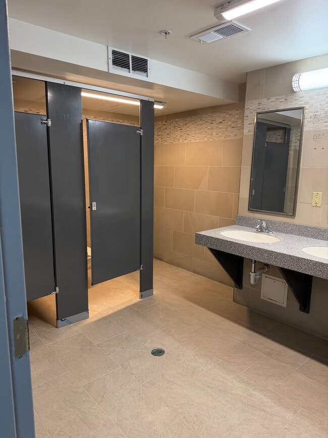 Baño de área común renovado - 308 North St, 9 Month Lease, Meals Included