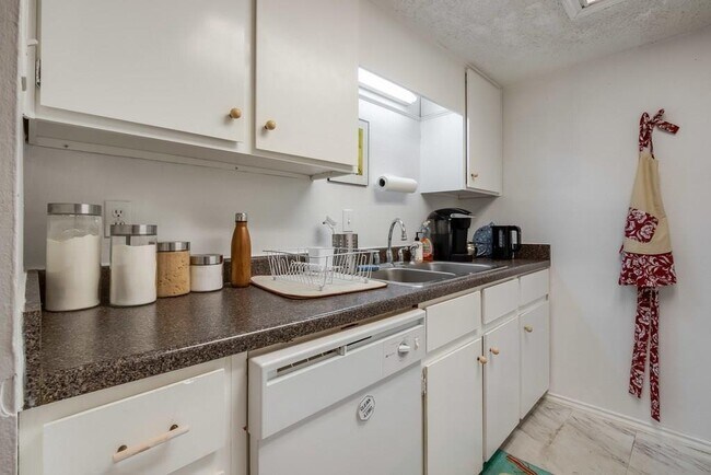 Photo - 2401 Leon St Unidad 103