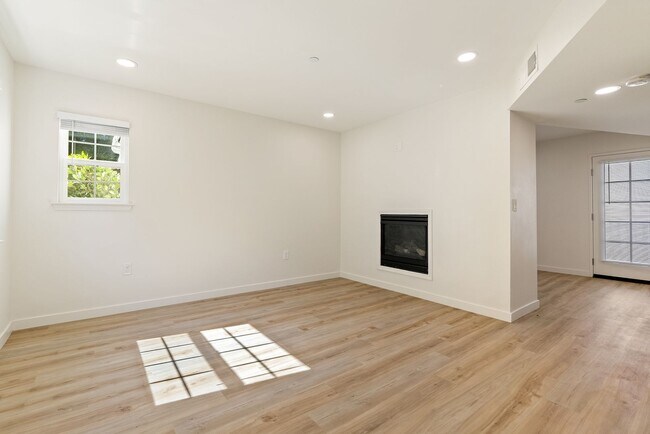 Photo - 2 Bedroom 1.5 Bath townhouse with private balcony and 2 car garage Unidad 3368 #1