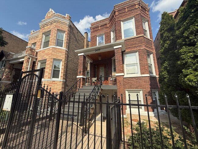 Building Photo - 2449 N Ridgeway Ave Unit 2