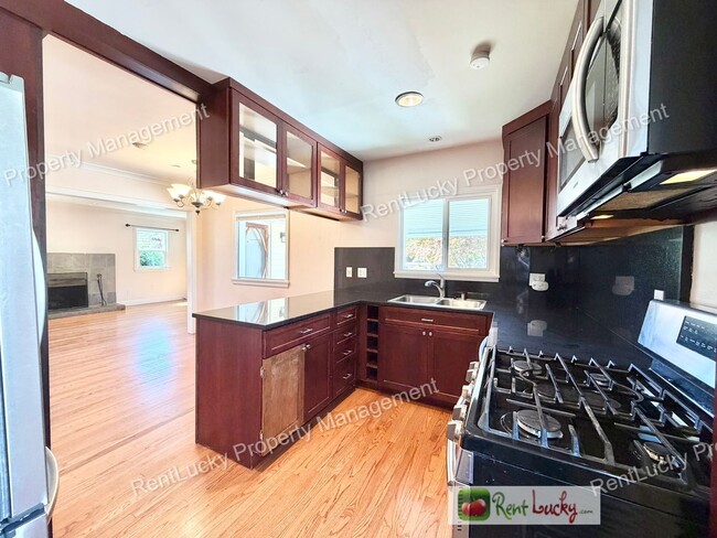 Photo - 2130 Montvale Pl W