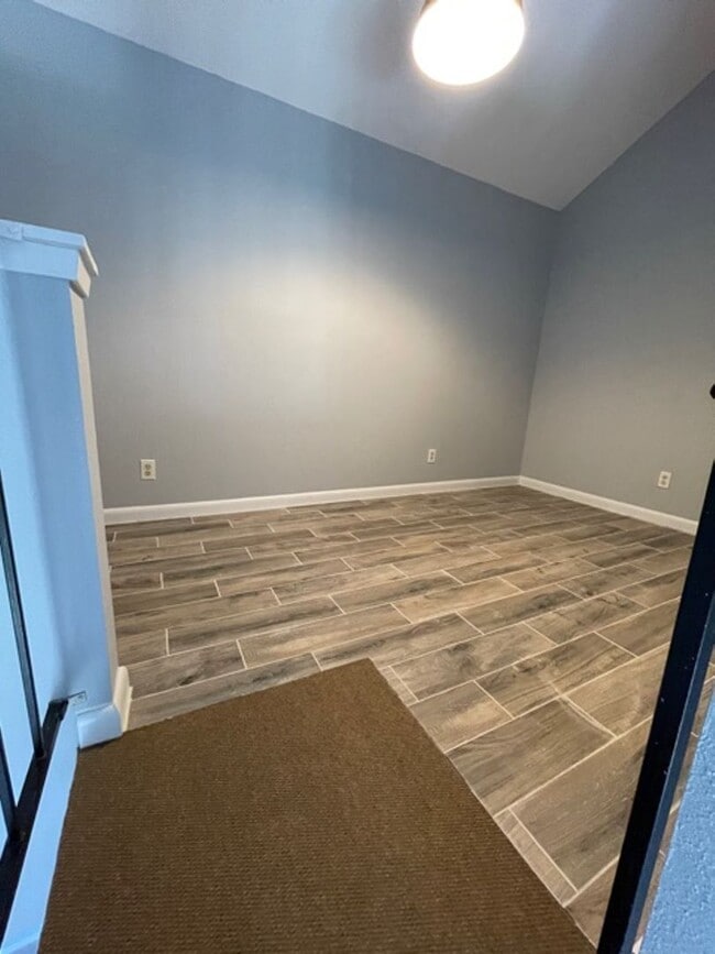 Building Photo - Cute Loft - Close to Downtown