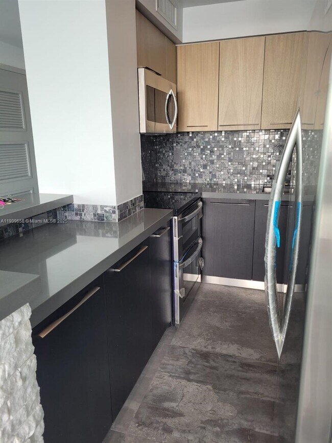 Building Photo - 3301 NE 5th Ave Unit 410