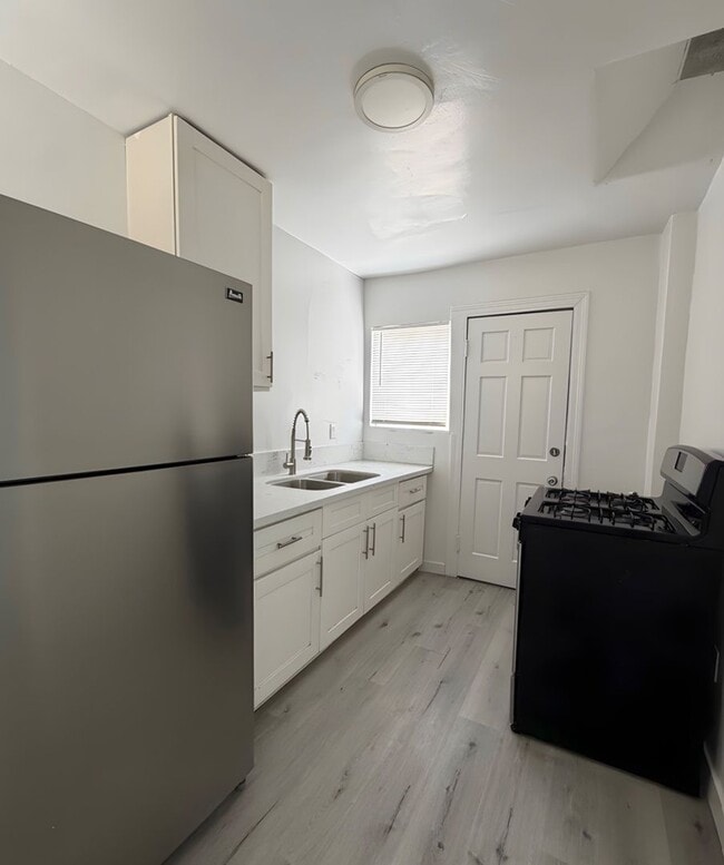 519 W 42nd Pl