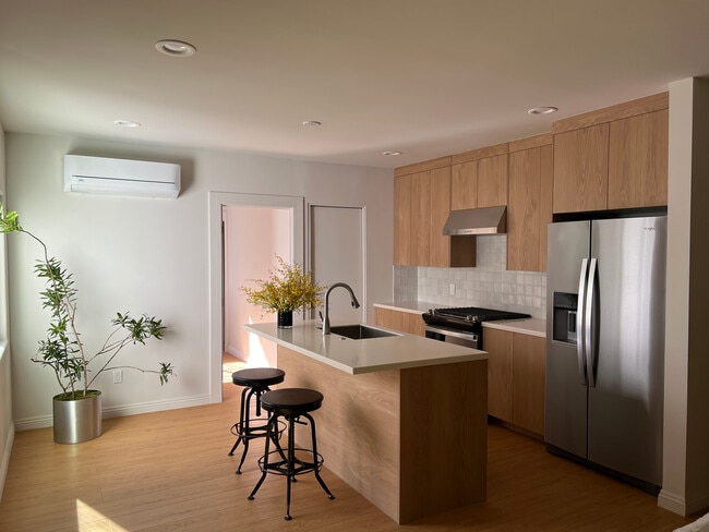 Photo - 859 N Mansfield Ave Apartamentos Unidad 6900 Willoughby