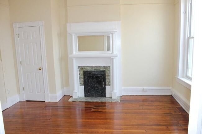 Photo - Spacious four bedroom, two full bath Fan/VCU area home. Available in August.