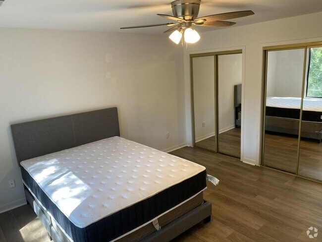 Building Photo - 3 bedroom / 2.5 bath Townhome – Spacious T...