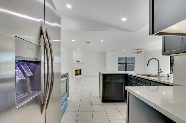 Building Photo - 1334 N Mangonia Dr