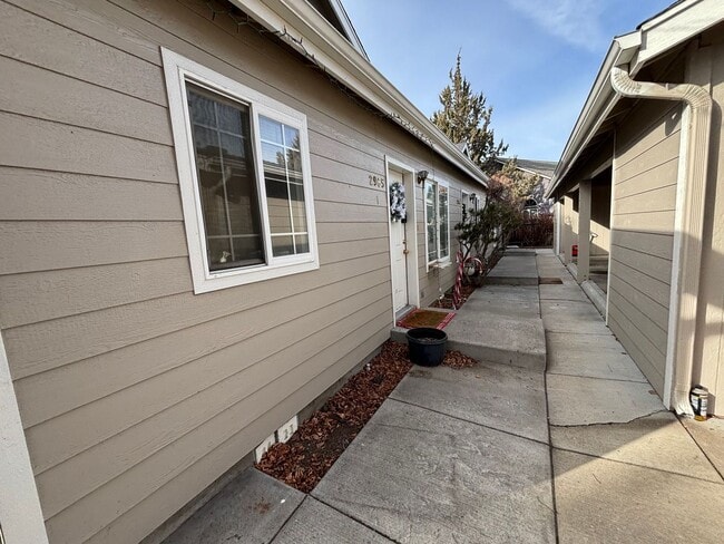 Building Photo - 2 Bed/2 Bath Apartment in NE Bend - Worthi... Unit 1