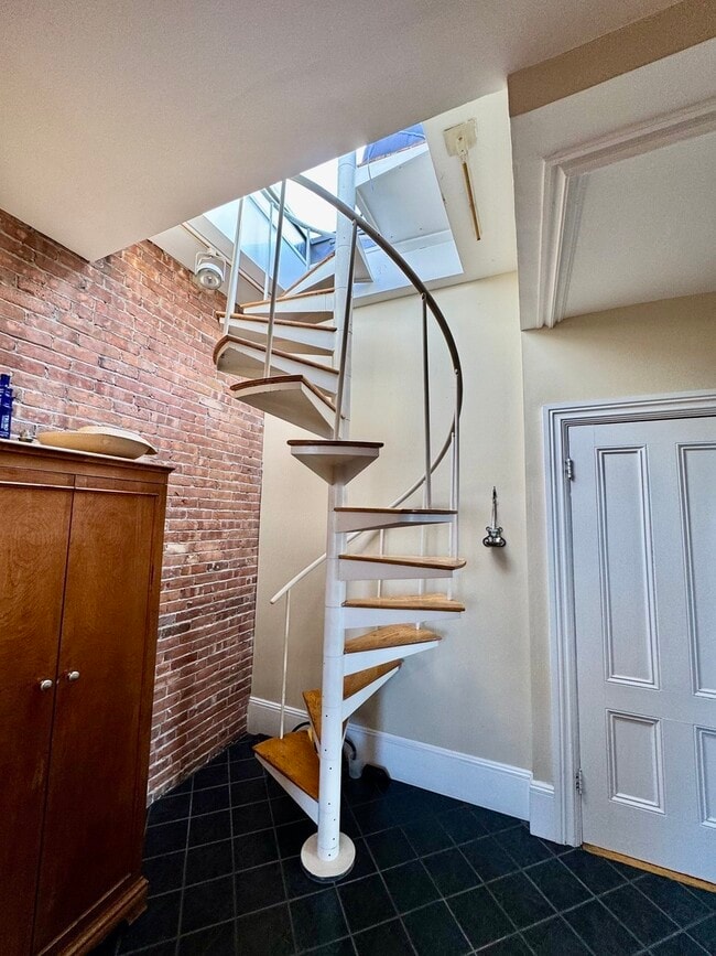 Building Photo - 2 Monument Sq Unit 6