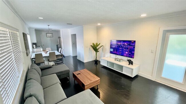 Building Photo - 1955 Washington St