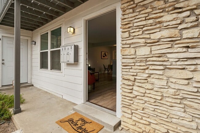 Photo - 2504 Manor Cir Unit B