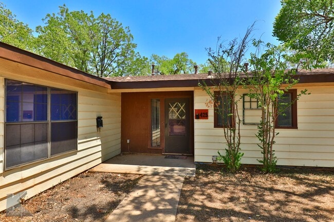 3 bed, 3 living, 1.5 bath, 2 car garage home! - 3 bed, 3 living, 1.5 bath, 2 car garage home!
