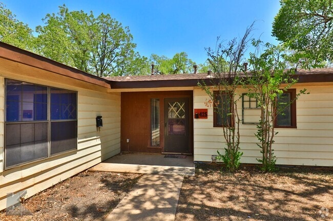 Building Photo - 3 bed, 3 living, 1.5 bath, 2 car garage home!