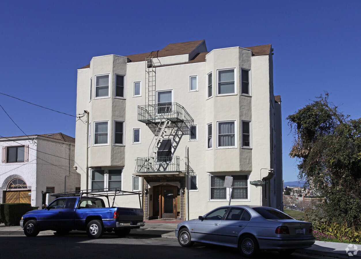 Photo - 493-495 Merritt Ave