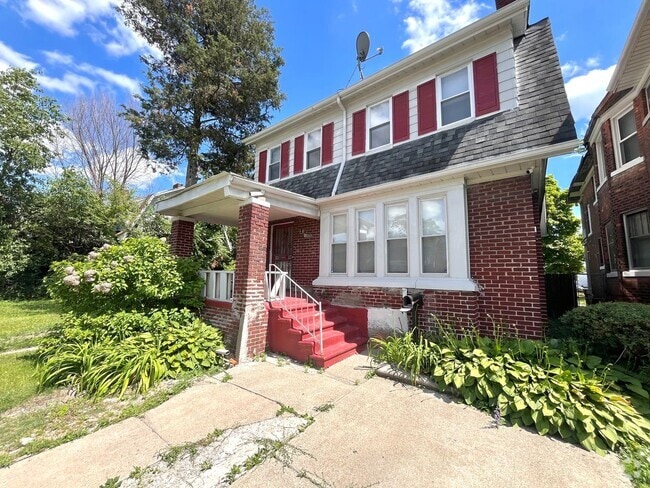 Building Photo - 2047 Seward St Rental