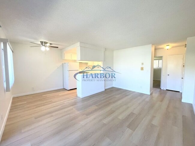 Photo - 949 W 26th St