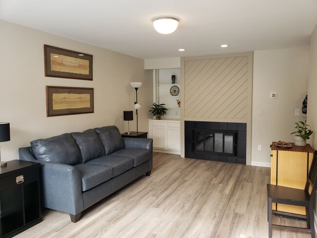 Building Photo - **Move In Ready 4-Bedroom Townhome Close to NC State**