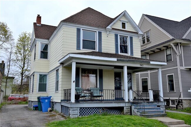 Photo - 745 University Ave Unit Down