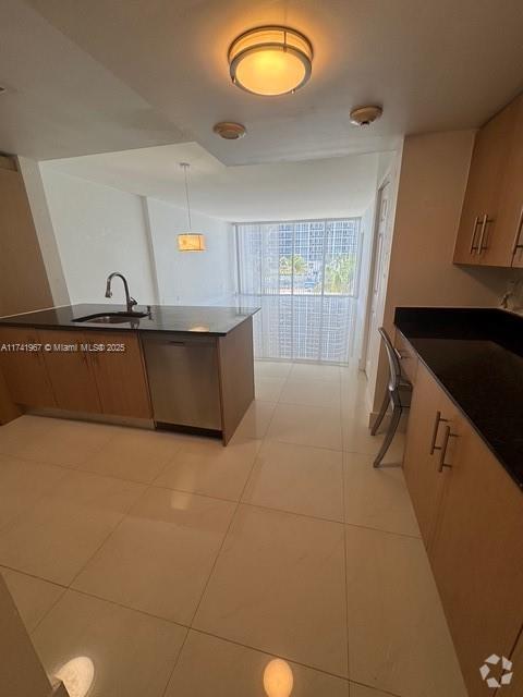 Building Photo - 10275 Collins Ave Unit 316 Rental