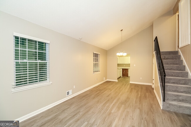 Photo - 6745 Buckhurst Trail