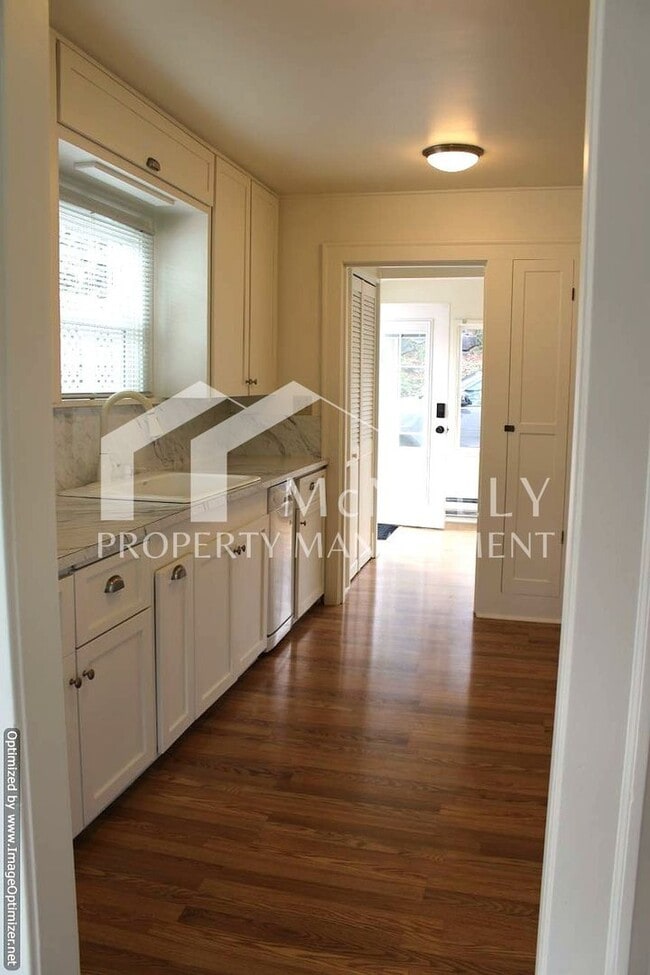 Photo - Bright 2 Bedroom 1 Bath Craftsman in Desir...