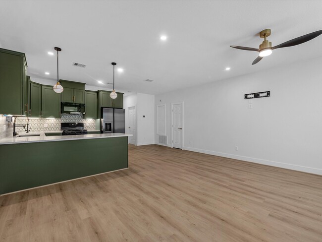 Photo - 900 Lucky St