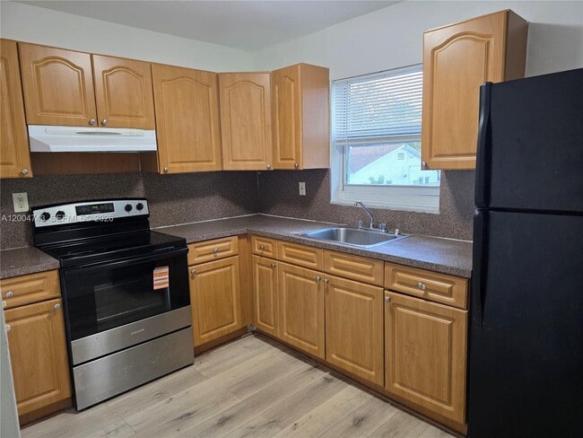 Building Photo - 1111 NW 19th Ave Unit 205