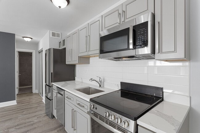 Photo - 7710 N Sheridan Rd