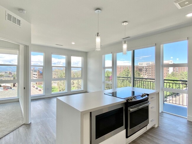 WOW! Top Corner, 2 bed, 2 bath - WOW!  Top Corner, 2 bed, 2 bath Condo Unit 504