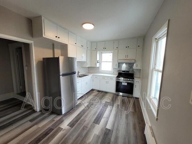 Photo - 133 Winifred St W