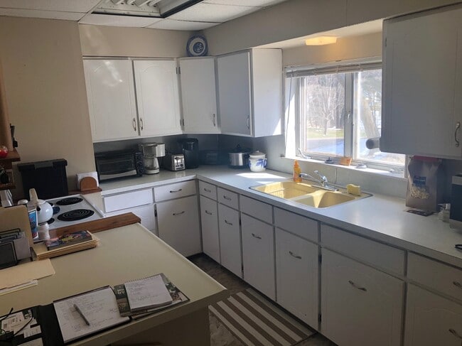 Photo - 510 Holcombe St S