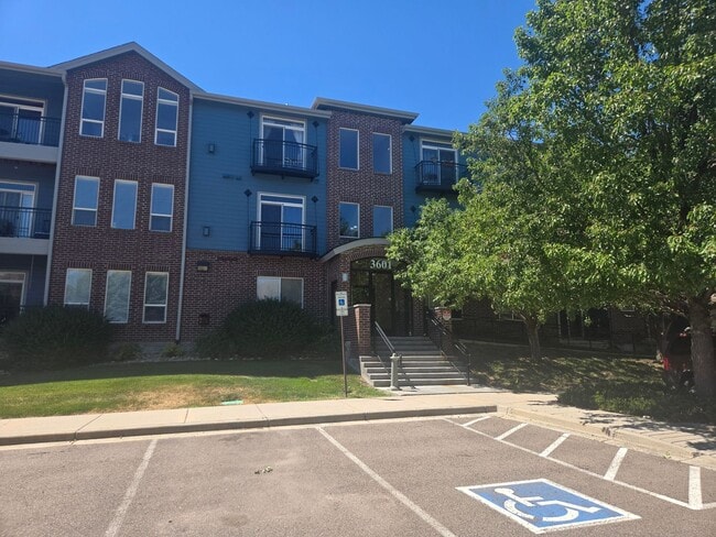Building Photo - Spacious Condo in Gated Community | Close to light rail. Unit B13