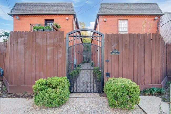 Building Photo - 2225 Mimosa Dr Unit 4