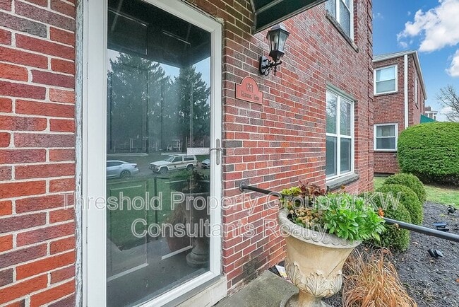 Photo - 851 Kenwick Rd